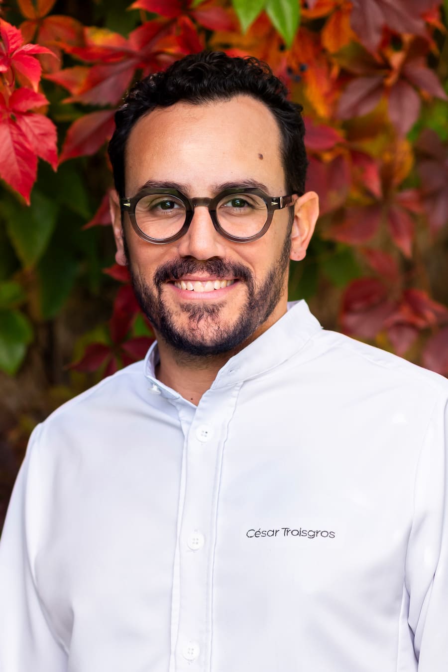 César Troisgros en extérieur, dans le domaine à Ouches.