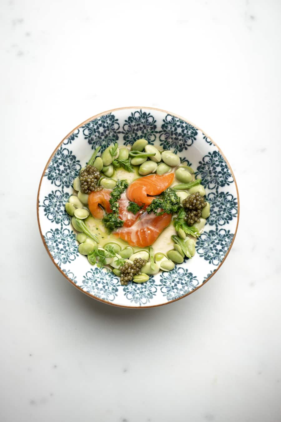 Dashi-Royale mit Kaviar, Kerbel, Edamame & ultrafrischem Wandersaibling.