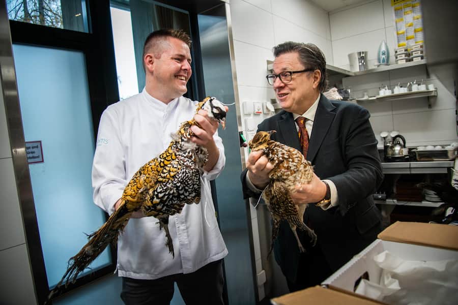 Der Herr der Vögel: Fredy von Escher ist der Hoflieferant der Schweizer Spitzenköche (hier mit Stefan Heilemann).