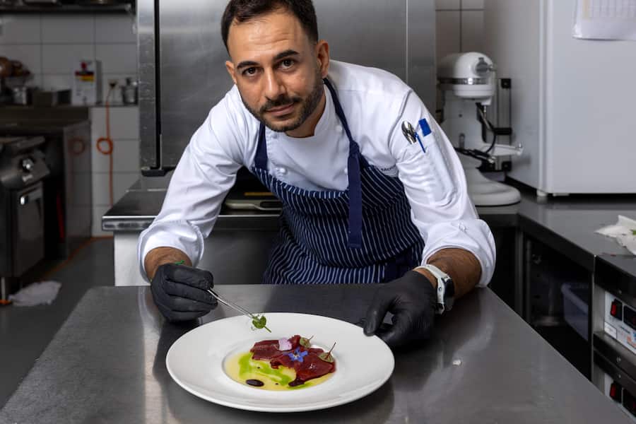 Dry Aged Fish im Hönggerhof Fotografiert am 30.10.2025 Küchenchef Andrea Mocci beim zubereiten vom Sashimi (tuna)