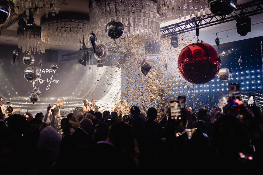 Happy New Year! Das Bürgenstock-Resort bittet zur «Cosmic Stardust & Supernova Party».