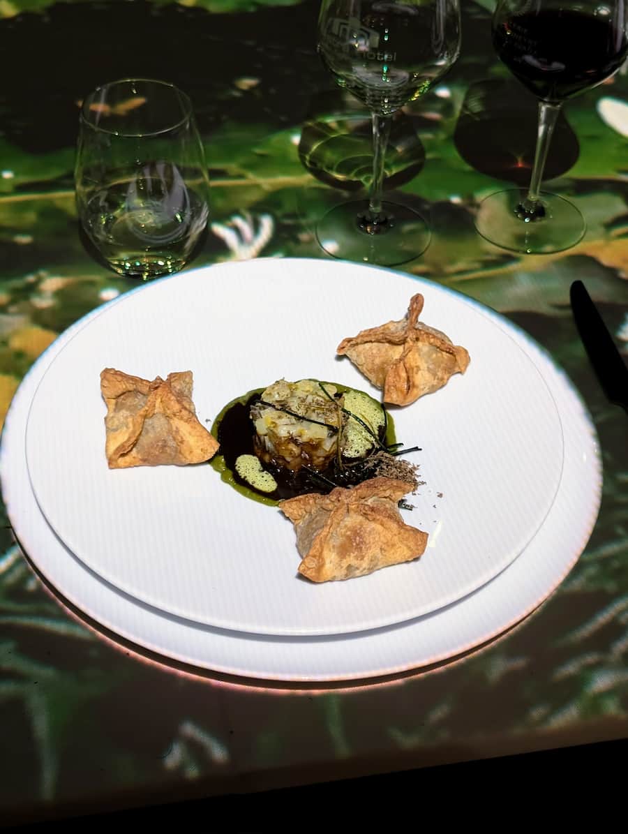 Wontons à la saucisse au chou et truffe vaudoise, poireaux, sauce au vin rouge: le papet vaudois revu par Eugen Ligonnet.