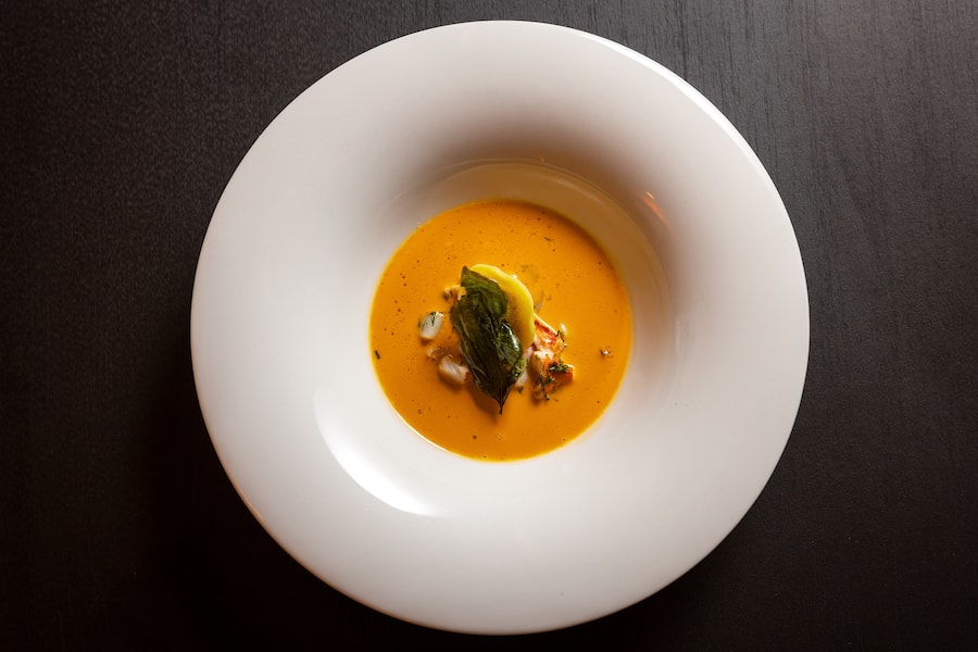 13.11.2025, Rehetobel AR, Gasthaus zum Gupf, Gericht; Hummerschaumsuppe mit Hummerravioli und Jakobsmuscheln (photo by Remy Steiner for Gault Millau)