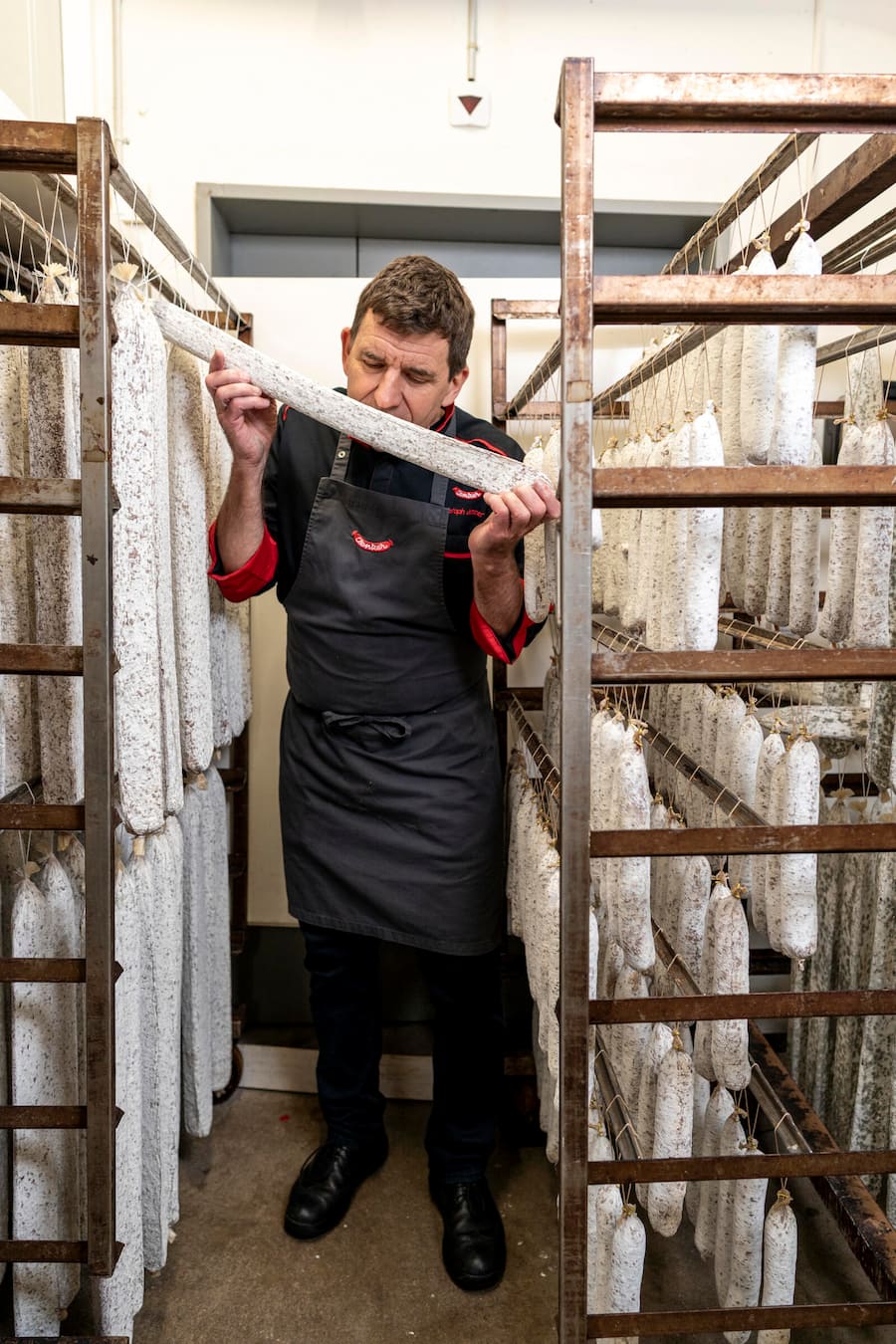 Metzgerei Jenzer, Arlesheim, Christoph Jenzer riecht an Salami