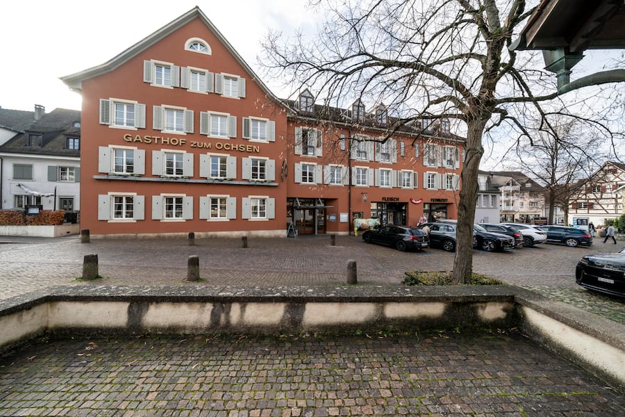 Metzgerei Jenzer, Arlesheim, Aussenansicht mit Restaurant Ochasen (links)
