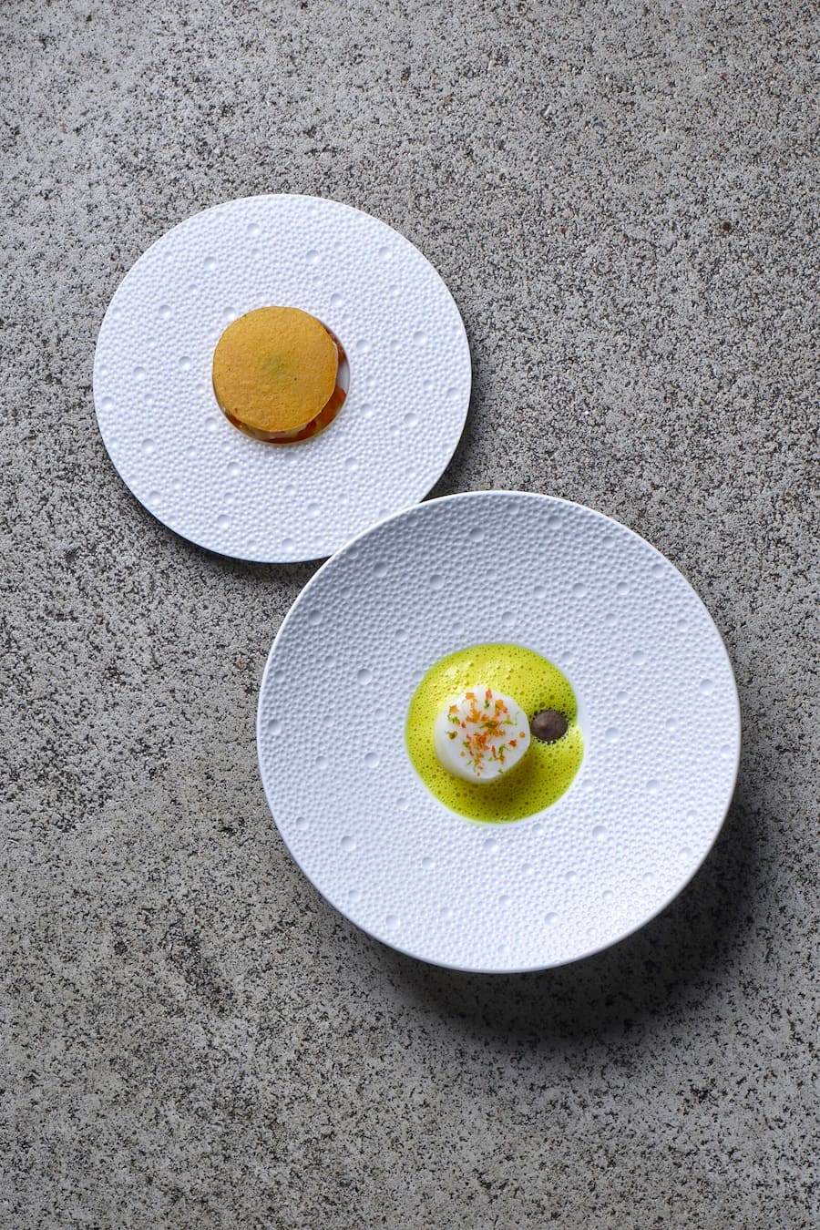 Kevin Fehling - Gerichte - Kabeljau, Ceviche, schwarzes Bohnenpüree & Kurkuma Beurre Blanc