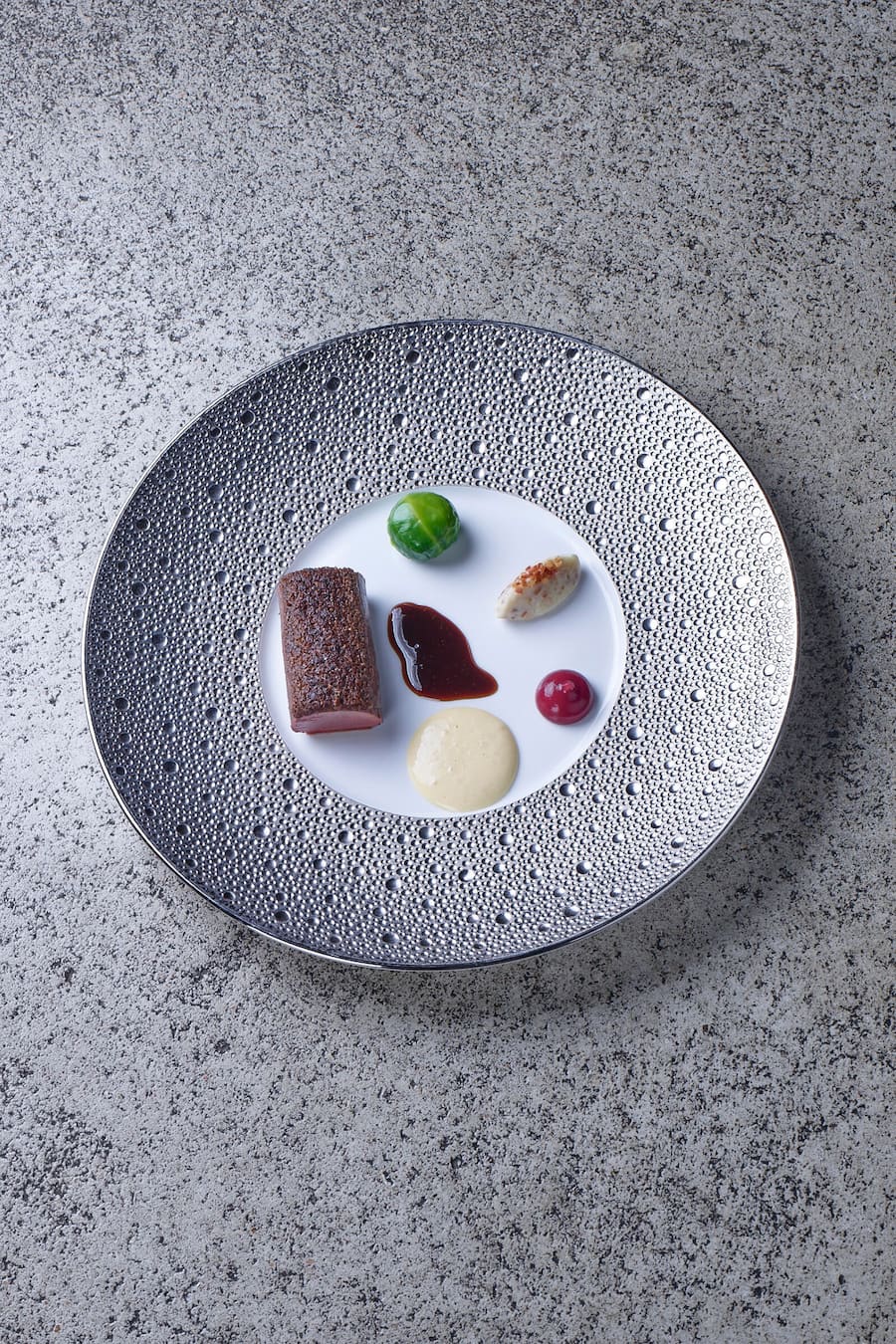 Kevin Fehling - Gerichte - Rehrücken Pfirsich Melba, Spitzkohl, Sherry-Essig Hollandaise & Gewürzjus