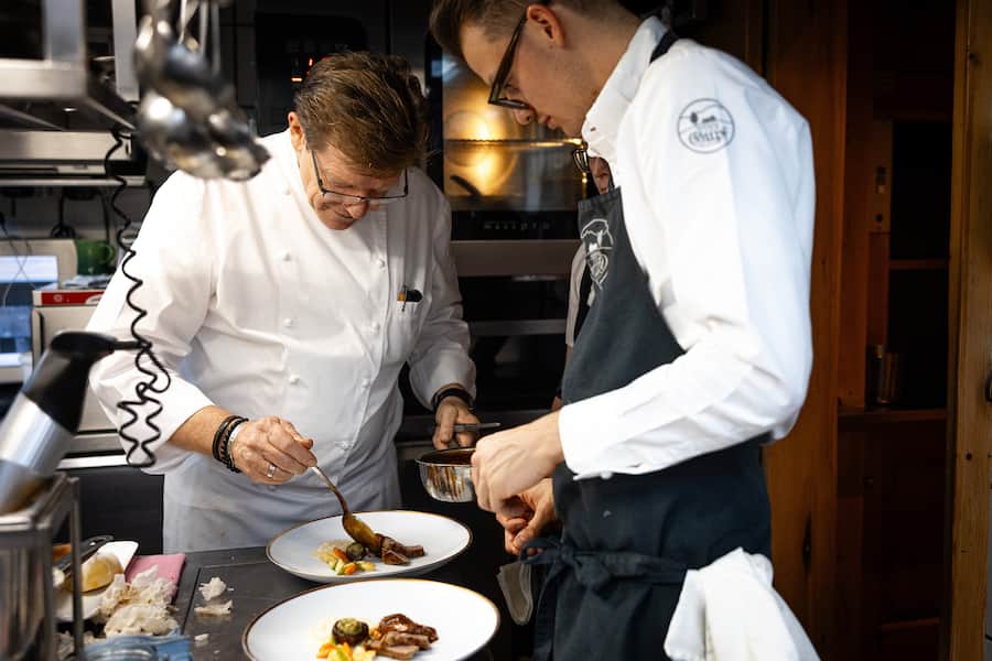 13.11.2025, Rehetobel AR, Gasthaus zum Gupf, Walter Klose mit Sohn Sebastian Dirr (photo by Remy Steiner for Gault Millau)