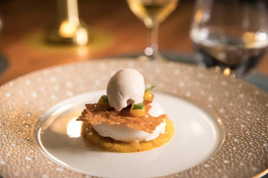 Kokosnuss-Mousse mit Curry, Ananas-Mangochutney, Passionsfrucht und Madagaskar-Pfeffer.