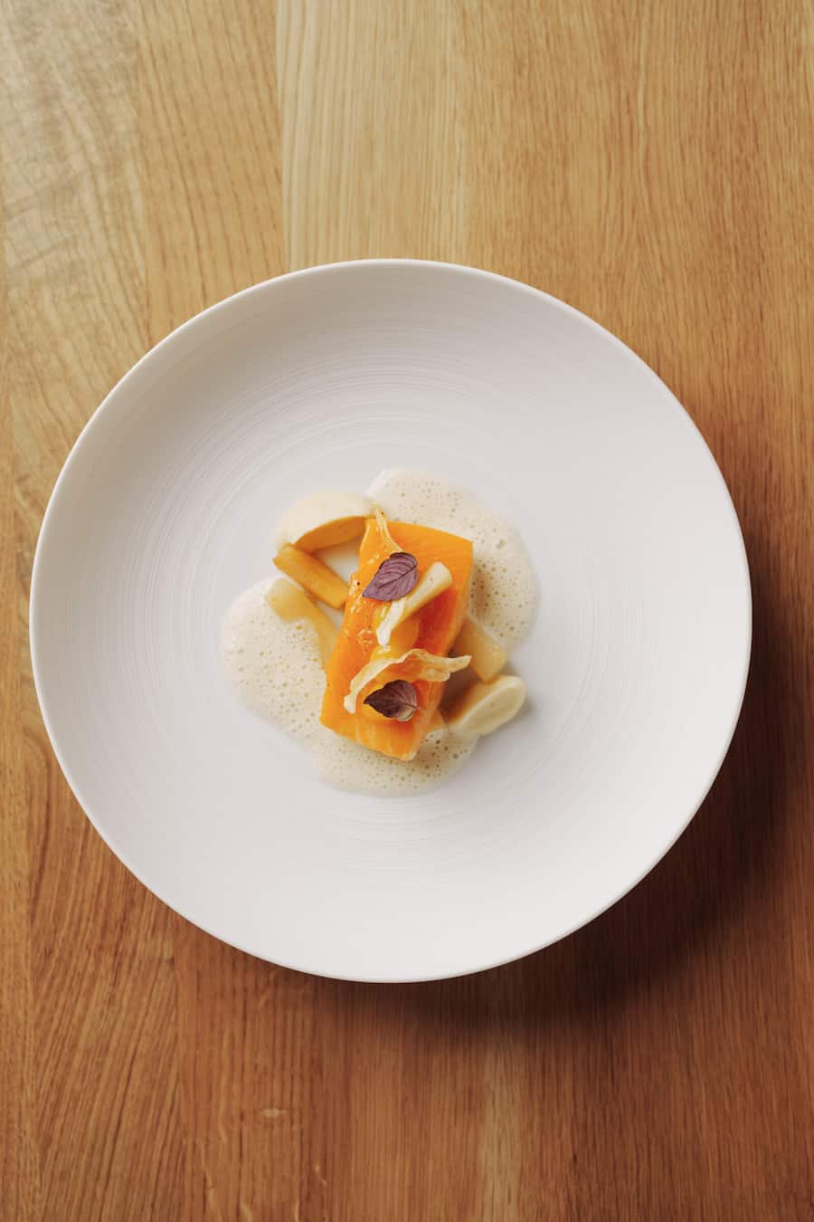 Konfierter Brüggli-Saibling mit Schwarzwurzel, Birnen und Zitronengras-Beurre-blanc.