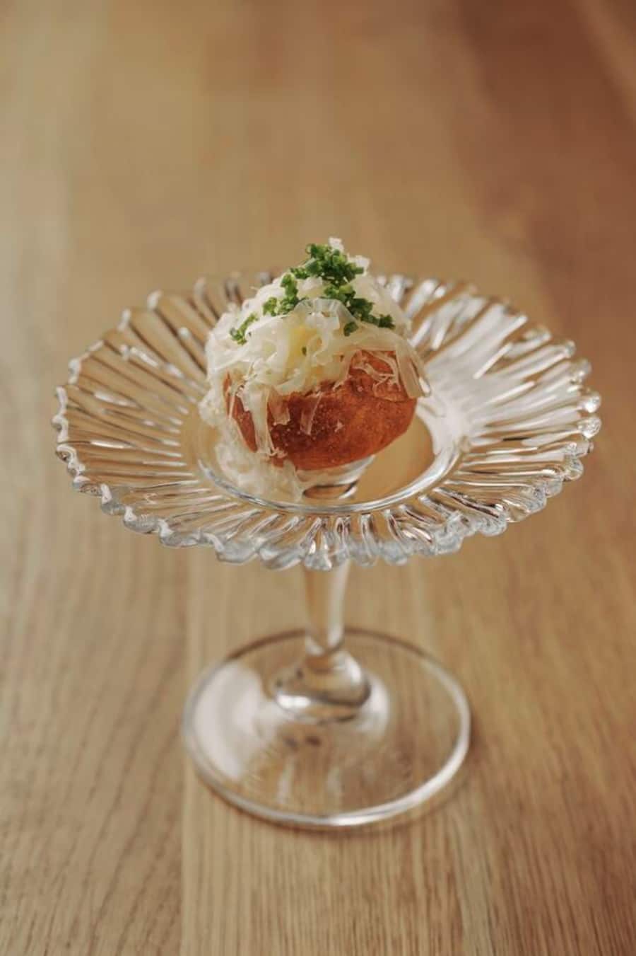 Langos: eine ungarische Spezialität mit Sauerrahm.