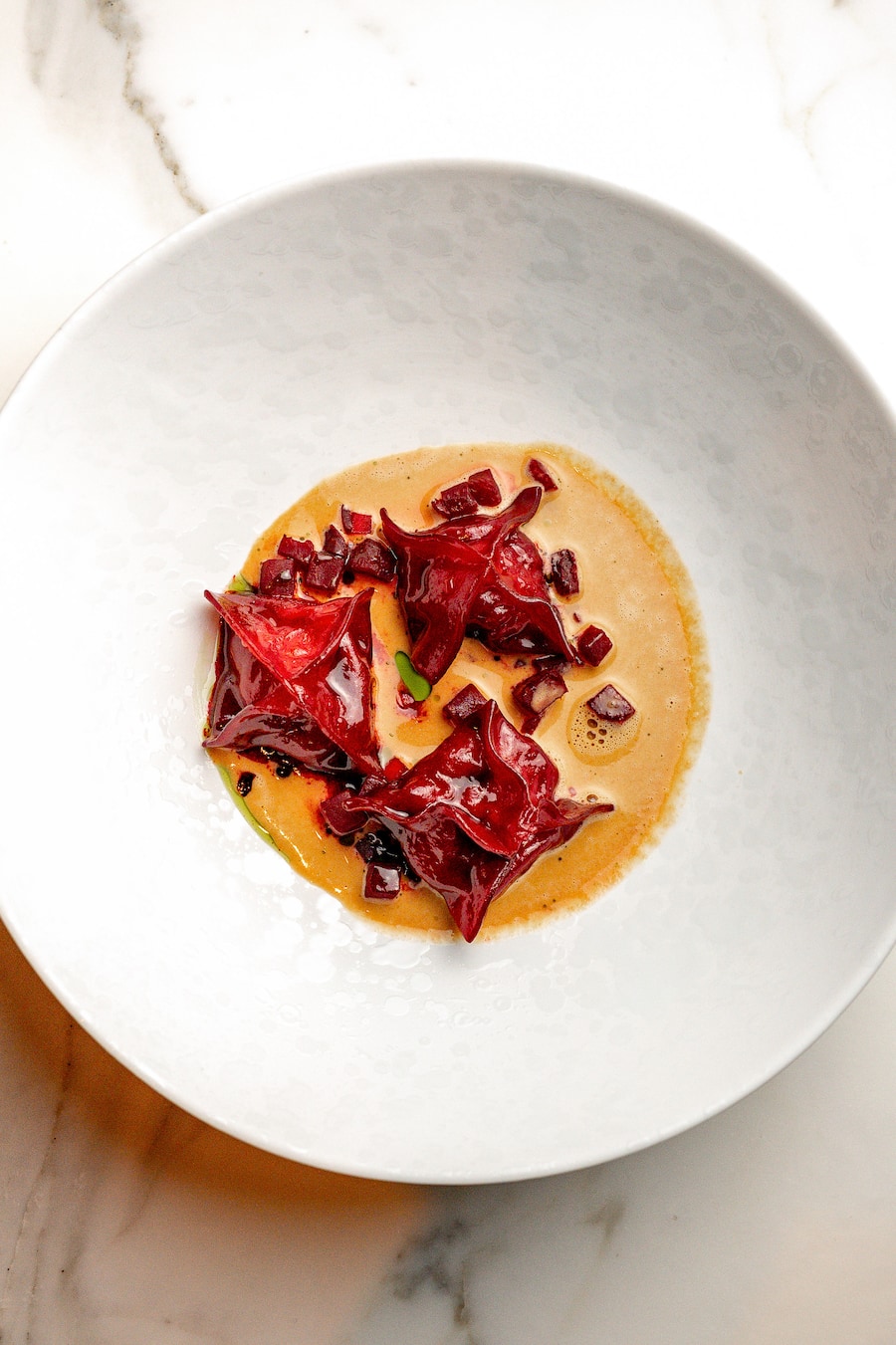 Langustinen mit perfektem Biss versteckten sich in den roten Ravioli mit Rande & Bisque.