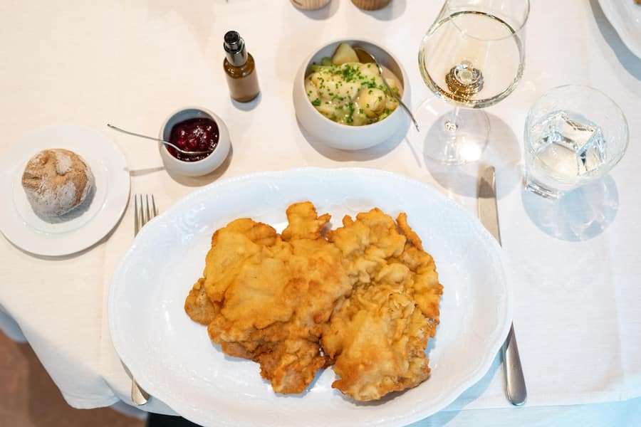 Bestes Schnitzel - GMC Böniger - Carlton Böniger tranchiert Schnitzel / Wienerschnitzel