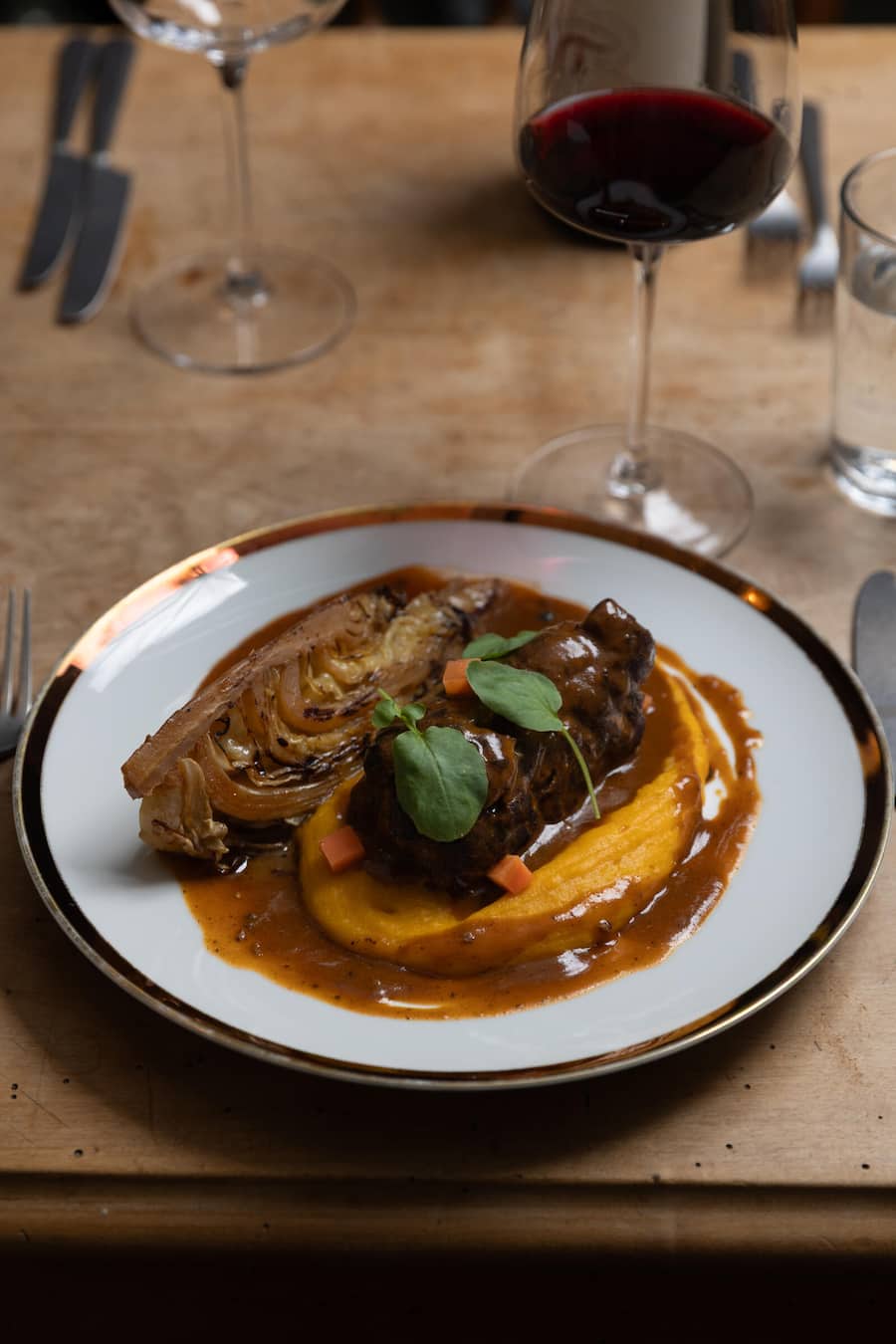 Oerlikon-Report Fotografiert am 19.11.2026 in Oerlikon Restaurant Satt Gericht: RINDERROULADE MIT TOGGENBURGER RAUCHSPECK, Kürbis-Kartoffelstock, geschmorter Spitzenkohl