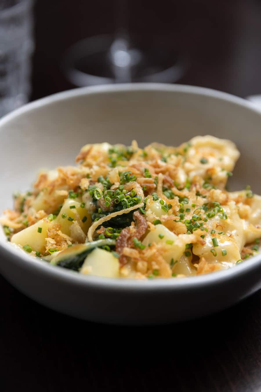 Oerlikon-Report Fotografiert am 19.11.2026 in Oerlikon Restaurant Ustaria Gericht: Röbis Surselva Pizokels, Röstzwiebeln, Bergkäse, Schnittlauch