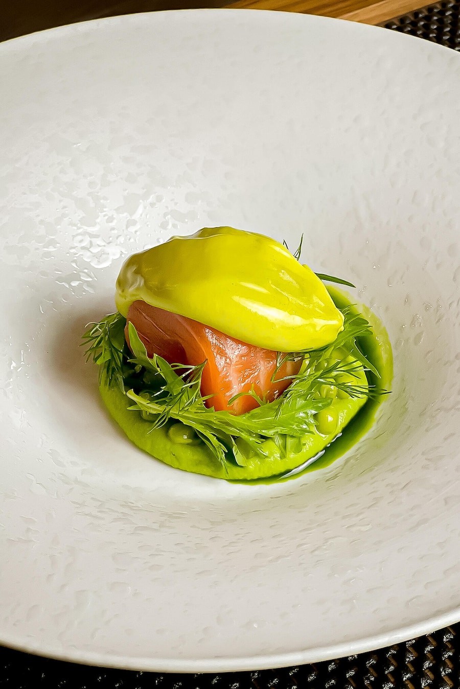Omemo, Yannick Hollenstein, Phuket, Thailand Scottish Salmon, Green Pea & Green Thai Curry Hollandaise Schottischer Lachs, grüne Erbsen & grüne Thai-Curry-Hollandaise OMEMO Restaurant Hotel VIBES OF NATUREâYOUR VILLA HOTEL von Yannick Hollenstein in Kathu, Phuket, Thailand