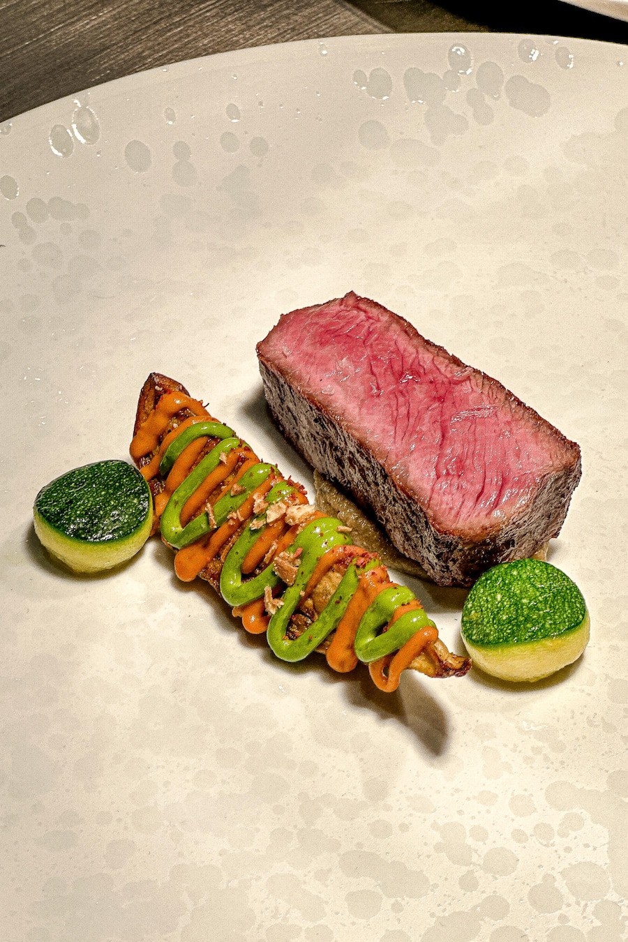 Gericht:Â 21 Tage Knochengereiftes Australisches Opal Wagyu Rib Eye mit Ratatouille und Thai Basilikum in diversen Texturen. OMEMO Restaurant Hotel VIBES OF NATUREâYOUR VILLA HOTEL von Yannick Hollenstein in Kathu, Phuket, Thailand