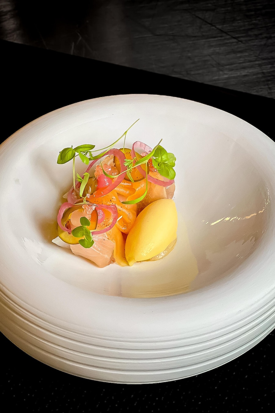 Omemo, Yannick Hollenstein, Phuket, Thailand Citrus cured Hamachi, Cantaloupe & Yuzu In Zitrusfrüchten eingelegter Hamachi, Cantaloupe-Melone und Yuzu OMEMO Restaurant Hotel VIBES OF NATUREâYOUR VILLA HOTEL von Yannick Hollenstein in Kathu, Phuket, Thailand
