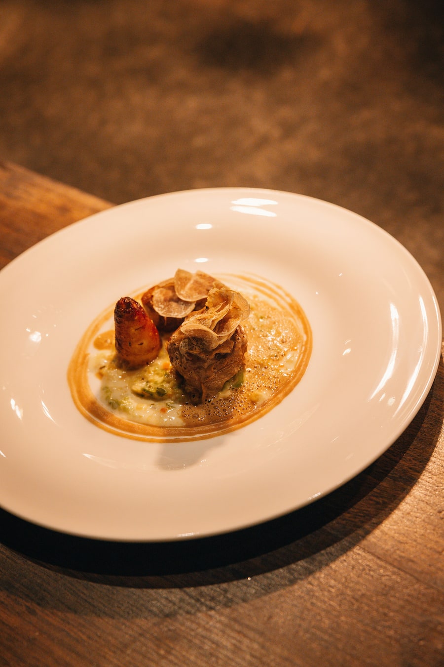 06.11.2025, Zürich, Restaurant Freilager, La Cucina Colaianni, Gericht; Polpettone & Animelle di Vitello, Hackbällchen und Kalbsmilken, Rahmwirsing und Kerbelwurzel (photo by Remy Steiner for Gault Millau)