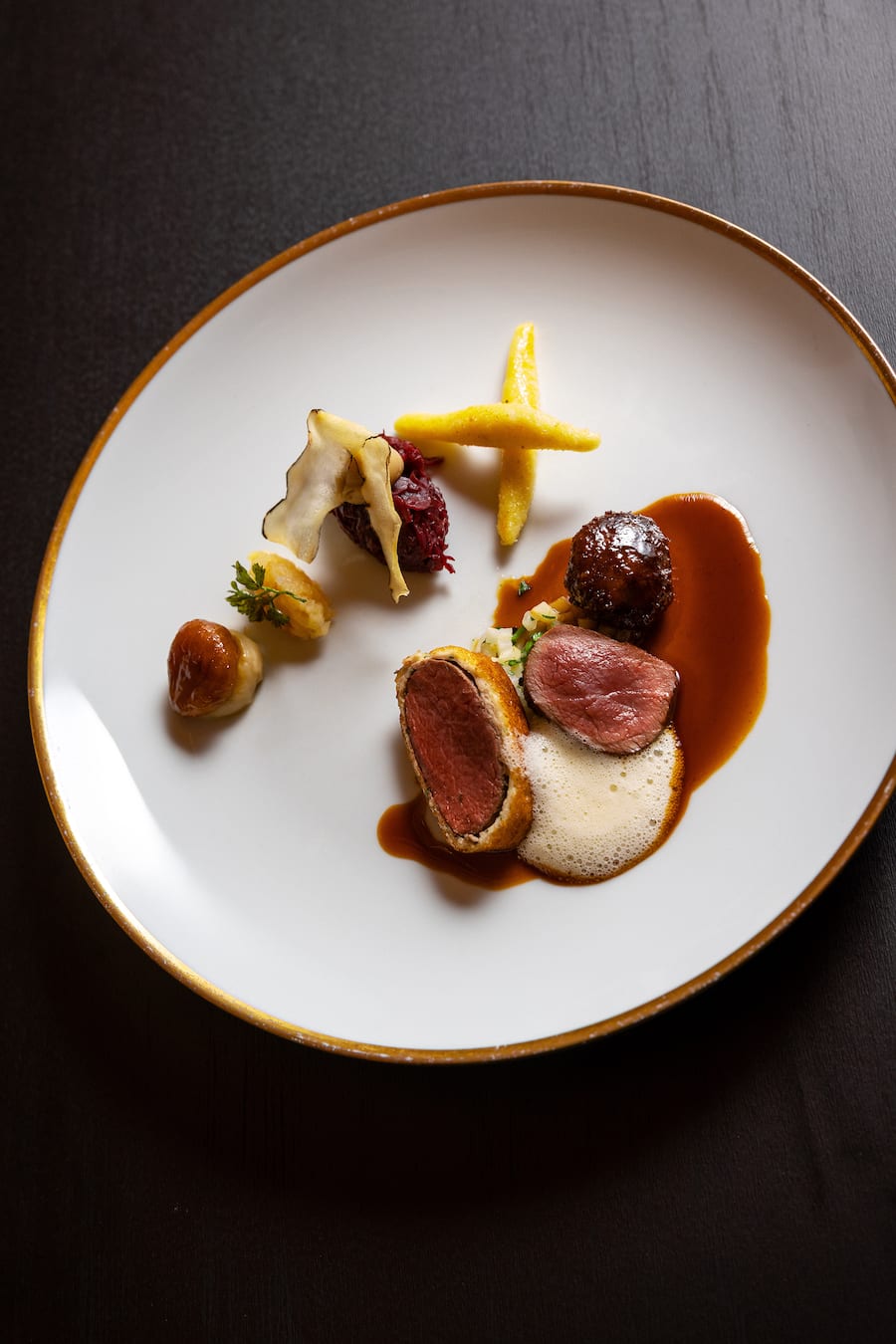 13.11.2025, Rehetobel AR, Gasthaus zum Gupf, Gericht; Rehrücken mit Rotkraut, Maroni und Schupfnudeln (photo by Remy Steiner for Gault Millau)