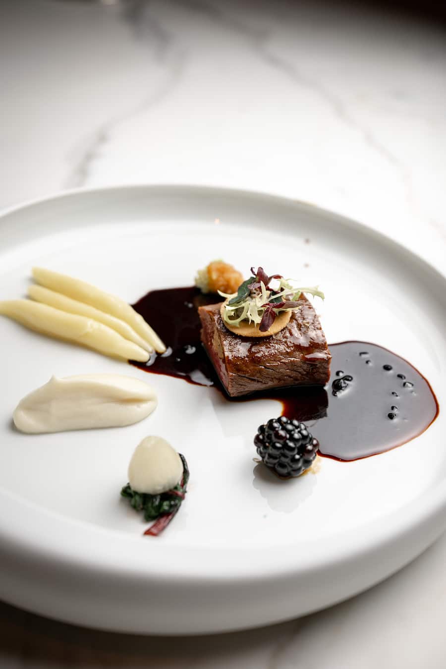 Rehrücken mit Trüffeljus, Schupfnudeln und Blumenkohl-Mousse.