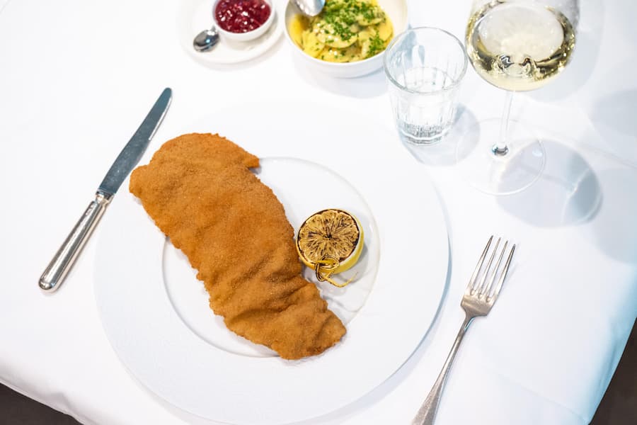 Bestes Schnitzel - GMC Böniger - Rosalys Böniger tranchiert Schnitzel / Wienerschnitzel