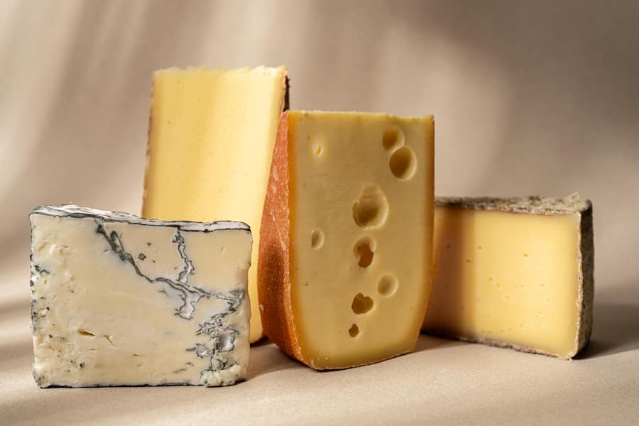 Blauer Büffel von Willi Schmid, Alp Dräckloch, Seelisberger Löchlichäs, Alpe Greina - Boeni tranchiert: Fondue von Rolf Beeler, Maître Fromager - Mellingen - November 2023 - Copyright Olivia Pulver