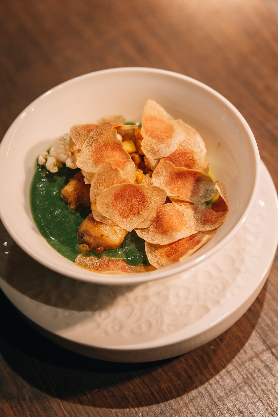 06.11.2025, Zürich, Restaurant Freilager, La Cucina Colaianni, Gericht; Ostriche di Pollo, "Sot-l'y-laisse" vom Huhn, Spinat, Mais und Royale (photo by Remy Steiner for Gault Millau)