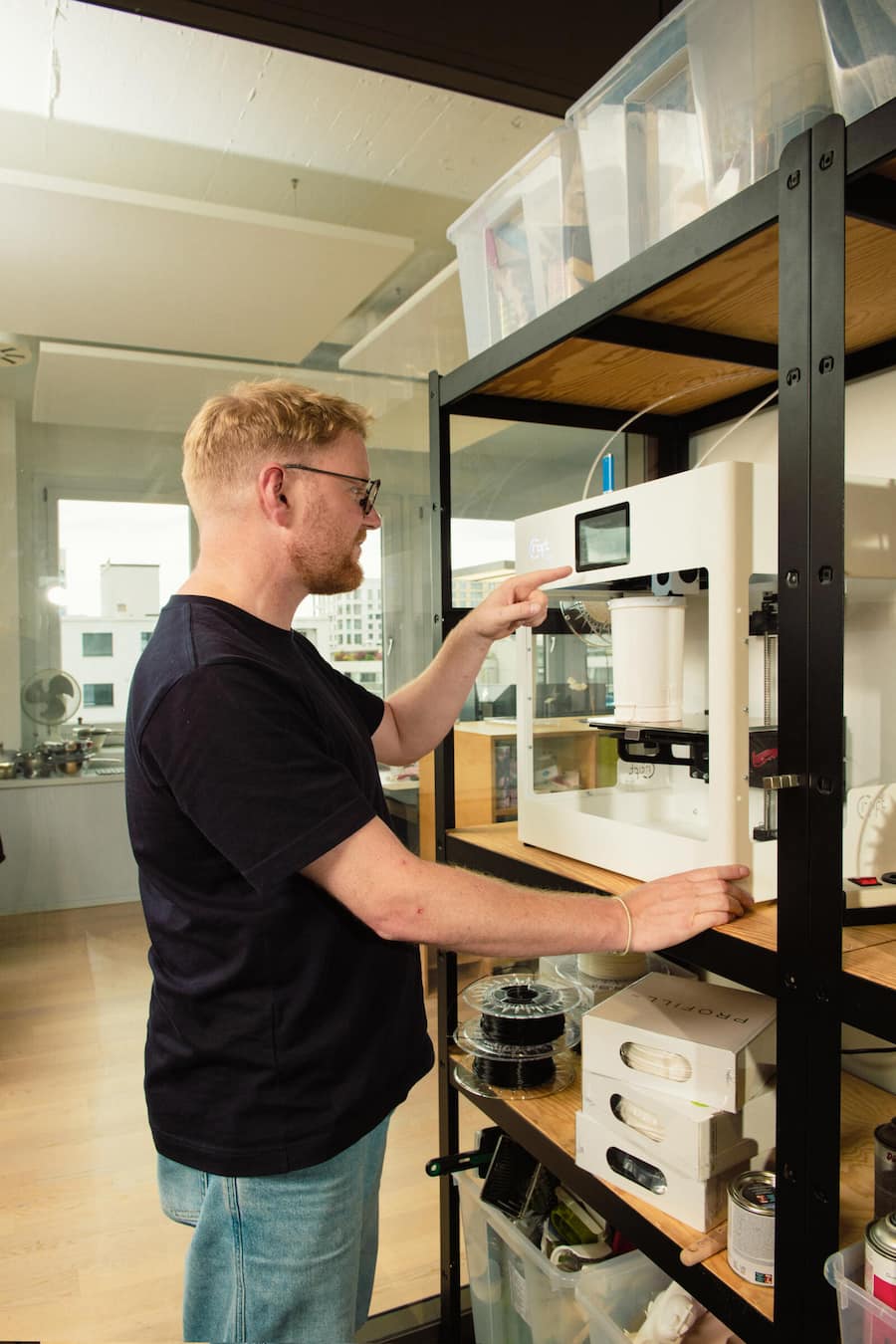 Stefan Staub beim Pröbeln: In den Büros von Betty Bossi stehen zwei 3D-Drucker.