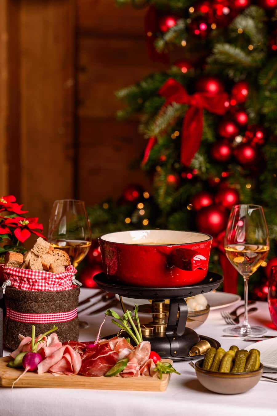 Tatort Taverne: Ein Fondue-Dreigänger wird aufgetragen.