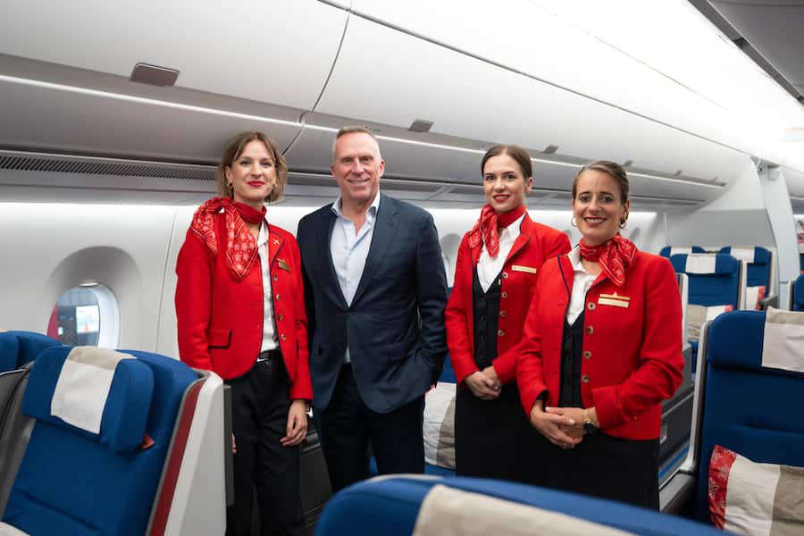 Taufe Edelweiss A350 HB-IHF - Piz Bernina - Am Flughafen Zürich | Bernd Bauer CEO Edelweiss Air AG mit Flugbegleiterinnen im neuen A350