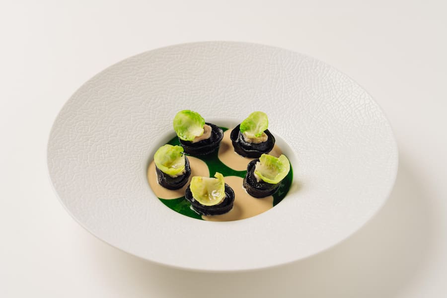 Tortello gefüllt mit Wildschweinsuppe, Mangold und Austernsauce von Dario Moresco.