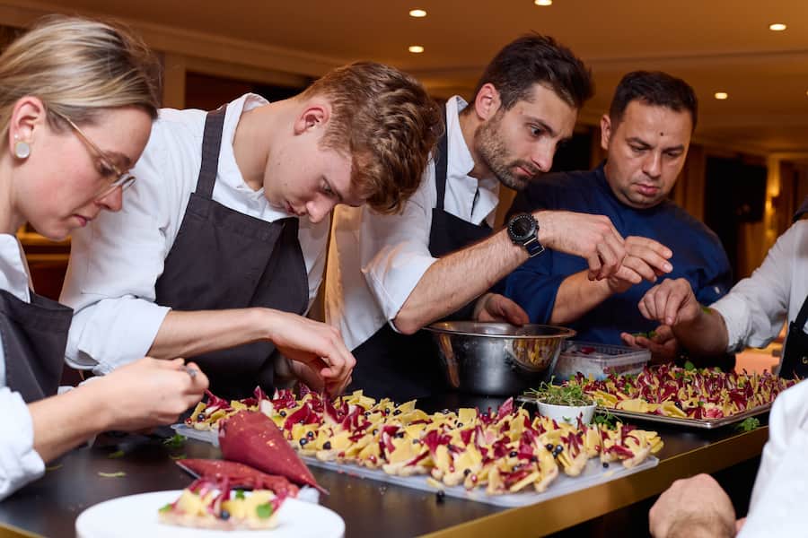 Um die 130 Gäste der «Countess» nach Zeitplan zu verköstigen, wurde Hand in Hand gearbeitet.