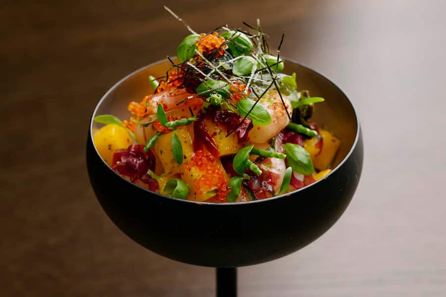 Unter anderem zu finden im neuen Kochbuch von Heiko Nieder: das Rezept für Garnelen mit Mango, Meeresgrün und Vadouvan.