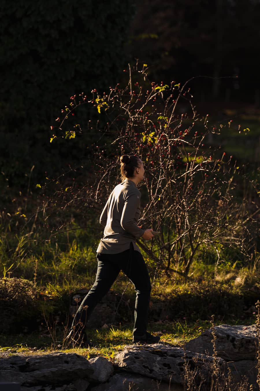 Nadine im Hotelgarten - Hotel Villa Honegg, Ennetbürgen - Küchenchefin Nadine Stadelmann - November 2025 - Copyright Olivia Pulver