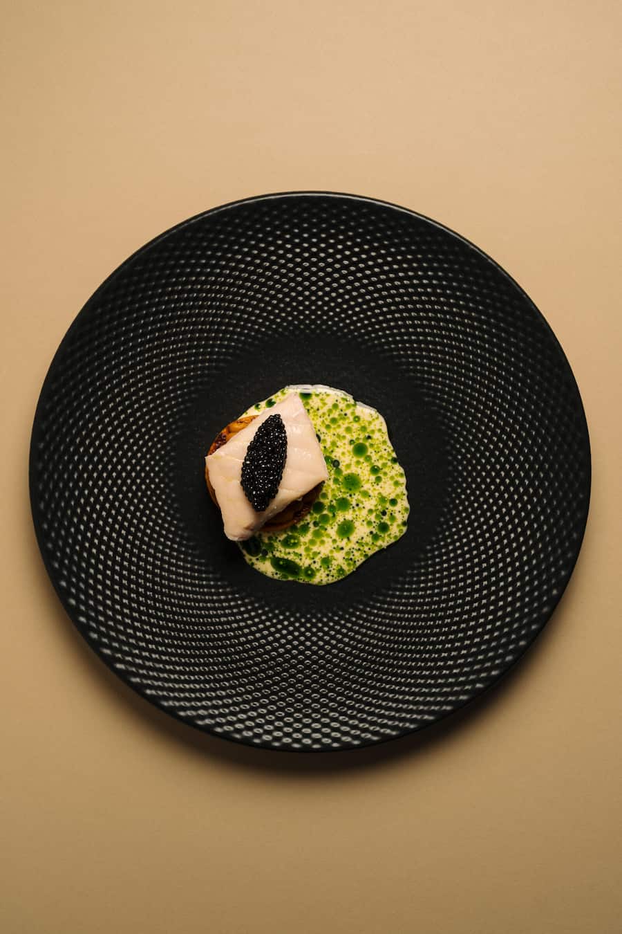 Pochierter Stör und Kaviar aus Frutigen, Nussbutter, geröstetes Kürbispüree, Kürbistaler und Nussbuttersauce, Liebstöckelöl - Hotel Villa Honegg, Ennetbürgen - Küchenchefin Nadine Stadelmann - November 2025 - Copyright Olivia Pulver