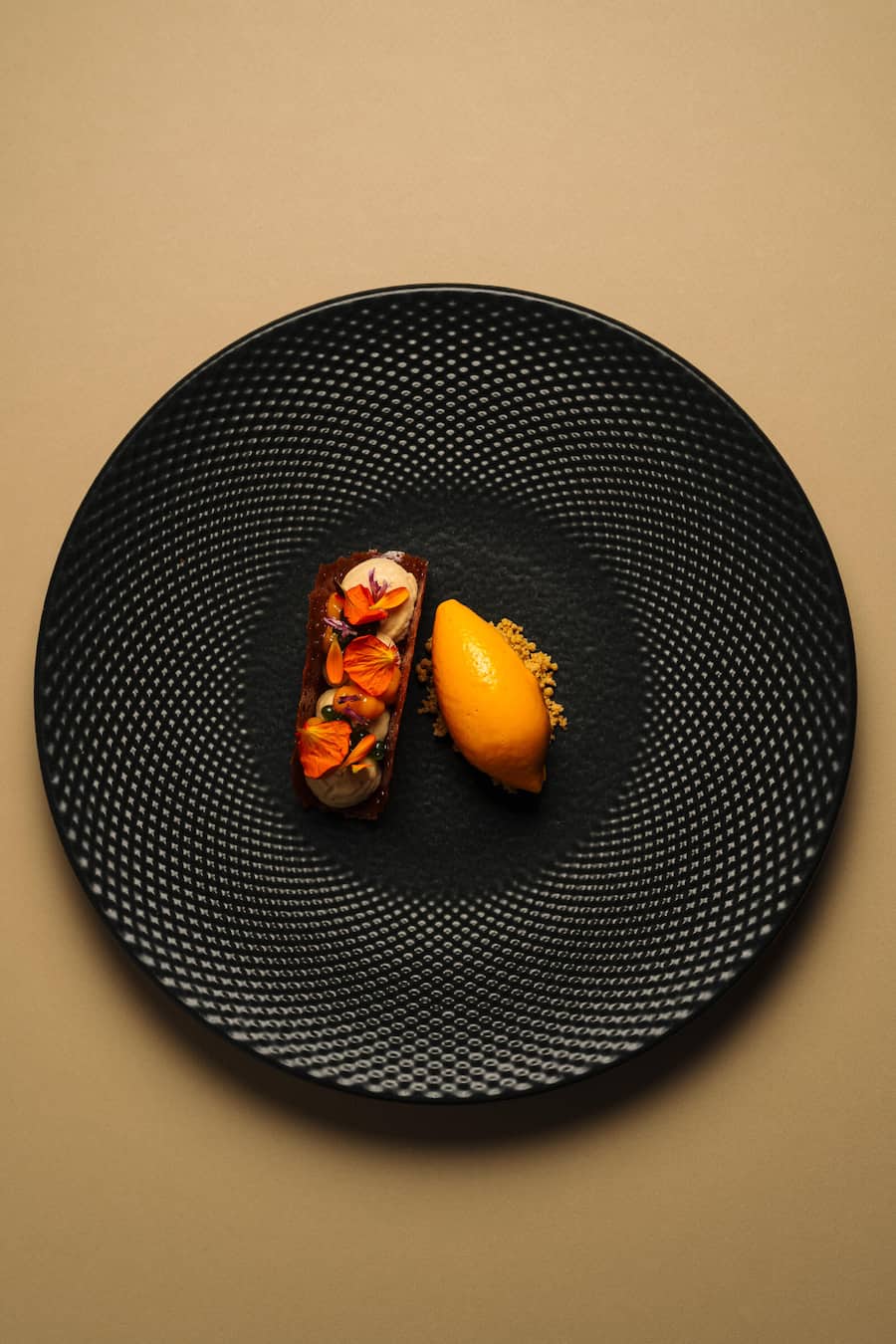 Dessert: Honig-Taco, Crumble, Mädesüss-Creme, Sauerampfer-Perlen, Sanddorn-Sorbet und Gel und frische Blüten aus dem Garten - Hotel Villa Honegg, Ennetbürgen - Küchenchefin Nadine Stadelmann - November 2025 - Copyright Olivia Pulver