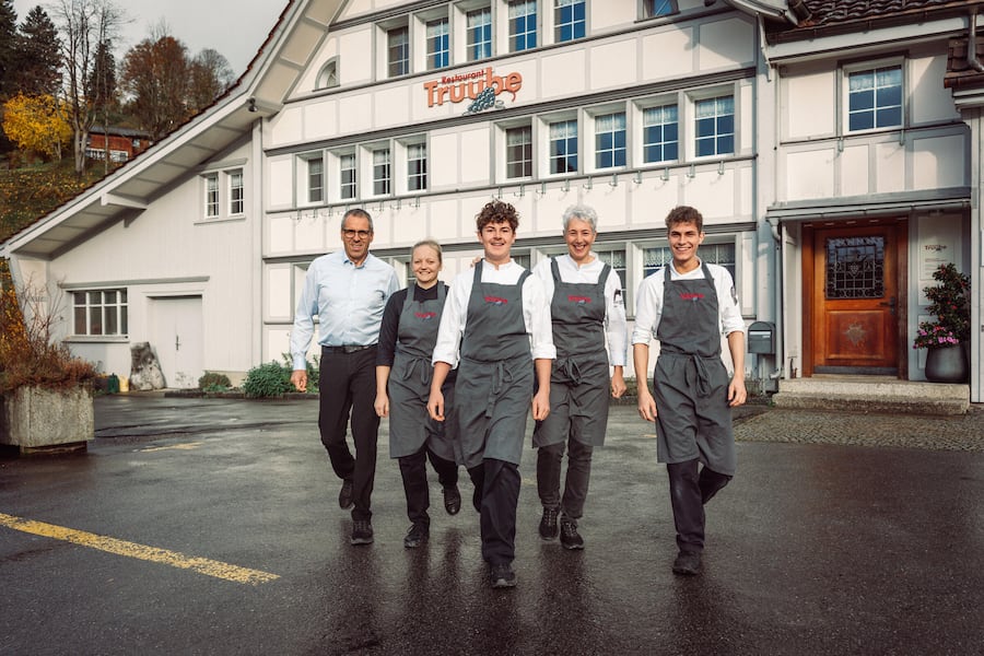 Silvia und Thomas Manser mit Team.