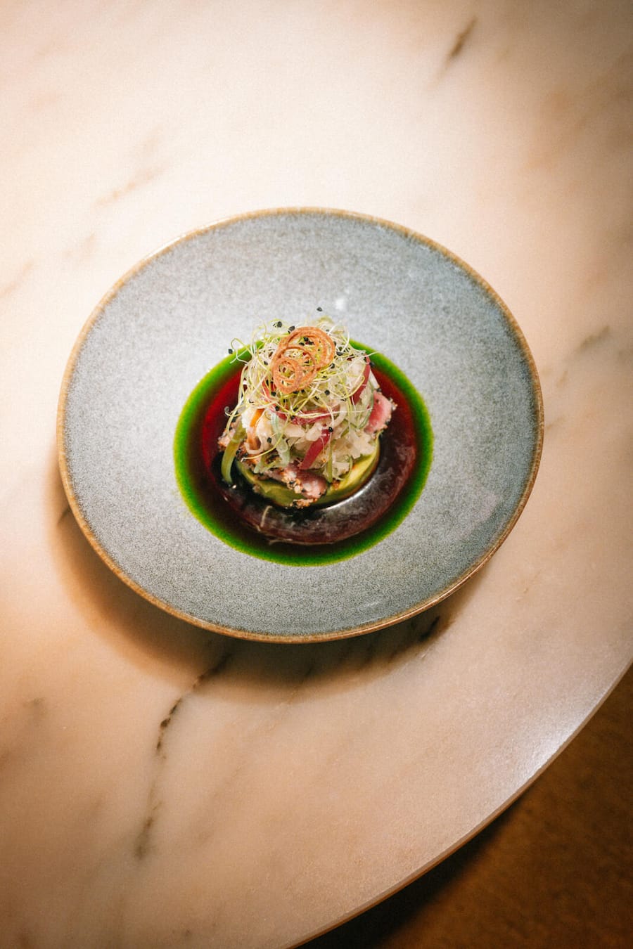 17.12.2025, Zürich, Aurora, Gericht; Tuna-Tataki mit Avocado und Thai-Salat (photo by Rémy Steiner for Gault Millau)