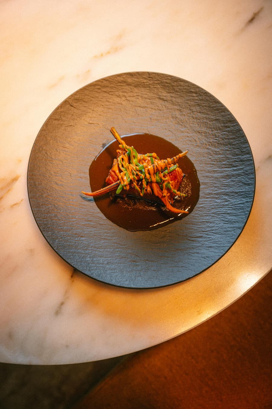 17.12.2025, Zürich, Aurora, Gericht; Black Cod mit Miso und Karotten (photo by Rémy Steiner for Gault Millau)
