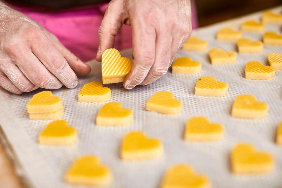 Weihnachtgutzi herstellen (Zimtsterne und Mailänderli). Produktionsleiter Carsten Rindom und Confiseurin Silja Kaufmann. Confiserie Bachmann, Luzern, 25.11.2020, Foto Lucia Hunziker Bachmann, Confiserie, Luzern, Weihnachtsguetzli, Guetzli, Weihnachten, Bäckerei