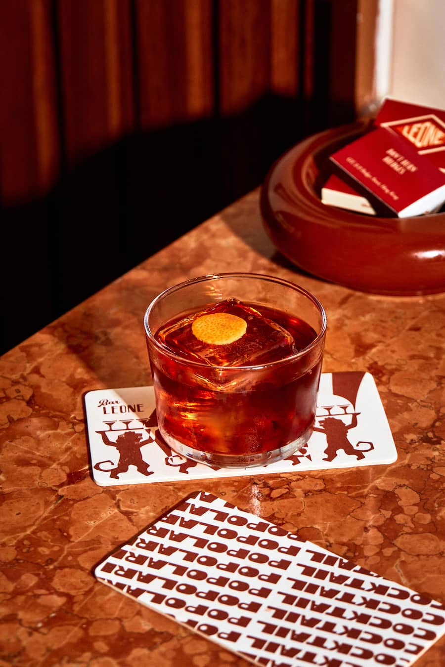Ein typischer Bar Leone-Drink: Mezcal Negroni.