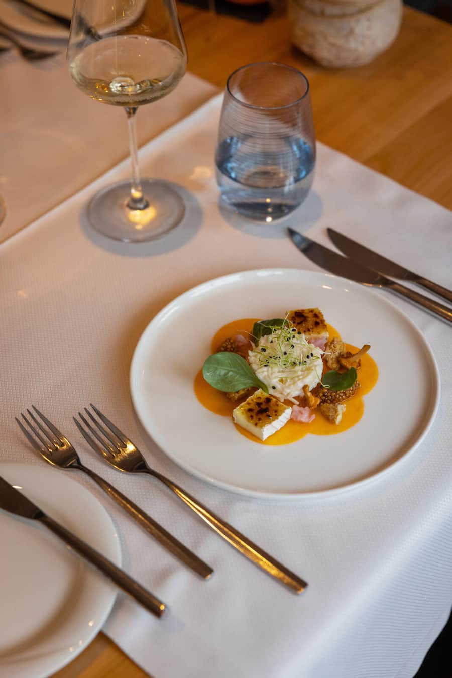 25.09.2025, Grub AR, Landgasthaus, Gericht; Carpaccio vom Butternusskürbis, Caramelisierter Camembert, Baumnüsse, Senfsaat, Sellerie Bären (photo by Remy Steiner for Gault Millau)