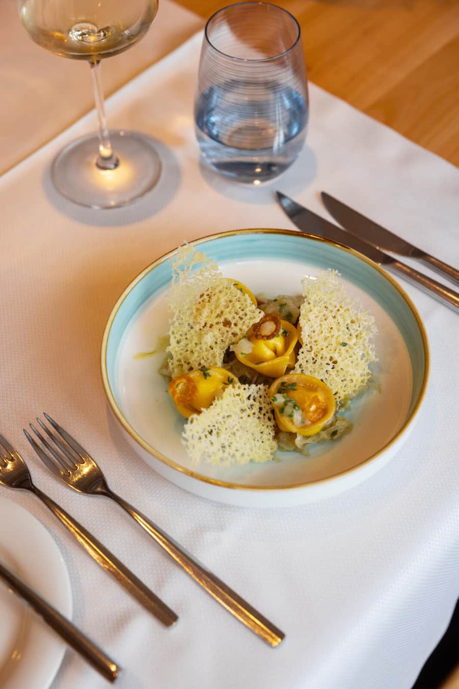 25.09.2025, Grub AR, Landgasthaus Bären, Gericht; Berkäse-Ravioli, Birnenragout, Nussbutter, fermentierter Weisskabis (photo by Remy Steiner for Gault Millau)