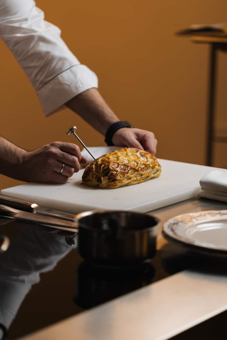 Der Griff zum Fleischthermometer. Ziel: Kerntemperatur 33 Grad!