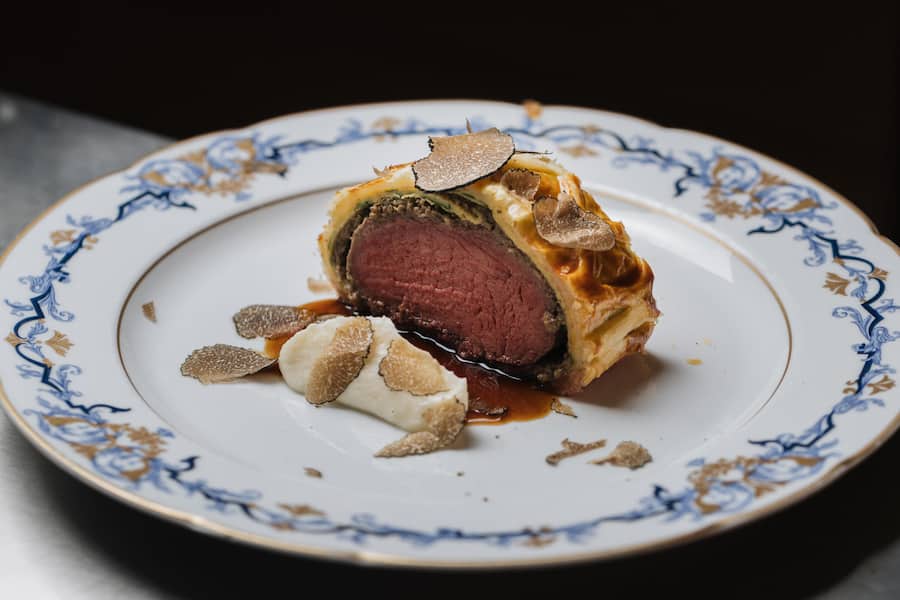 Das Werk ist vollbracht: Filet rosa gebraten, Blätterteig knusprig gebacken, eine Mini-Portion Selleriepüree, zur Feier des Tages noch etwas weisser Trüffel drüber.