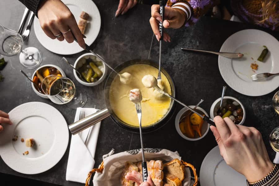 Fonduespass an privilegierter Lage, auf dem Rooftop des Mansard-Hotels. Mit 360-Grad-Sicht über Gstaad.