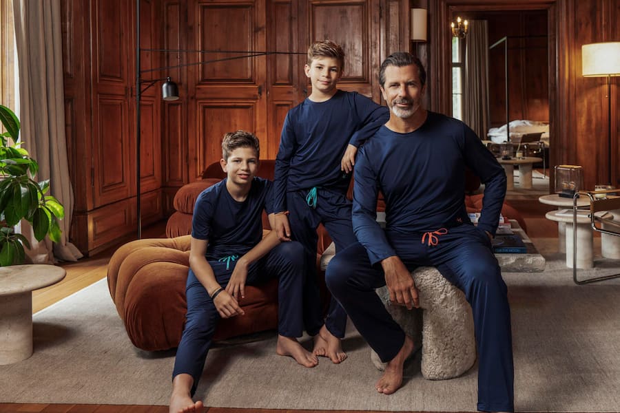 Caminada ist auch ein Pyjama! Andreas stellt seine Kollektion zusammen mit seinen Söhnen Finn & Cla gleich selber vor.