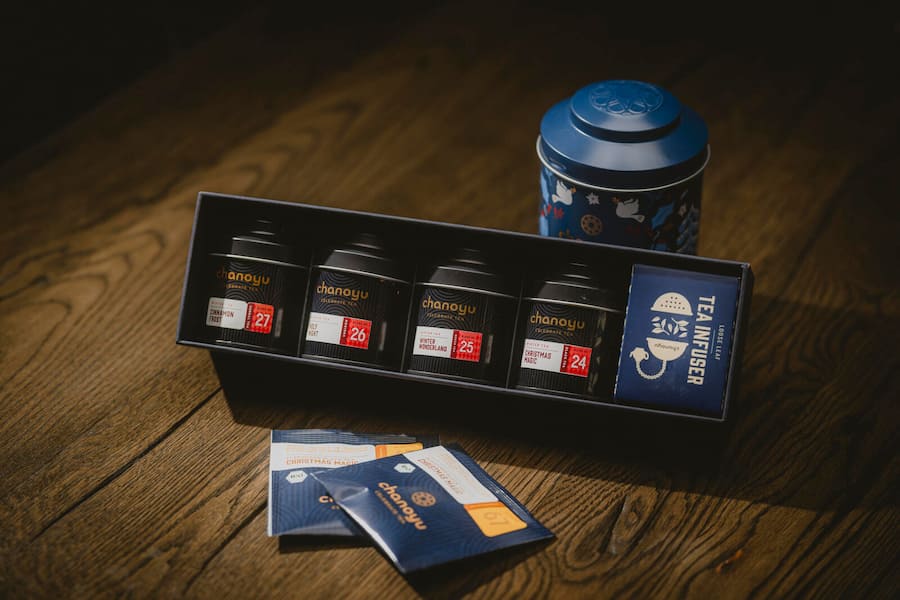 Das Weihnachts-Teesortiment. Sarah Stäubli und Arnaud Bachelin von der Teemarke Chanoyu posieren am Mittwoch, 19. November 2025, in Prangins. (© Gabriel Monnet) Arnaud Bachelin und Sarah Stäubli - Chanyou Tee