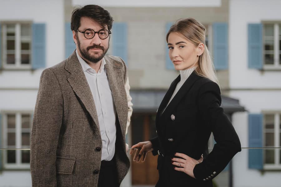 Sarah Stäubli und Arnaud Bachelin von der Teemarke Chanoyu posieren am Mittwoch, 19. November 2025, in Prangins. (© Gabriel Monnet) Arnaud Bachelin und Sarah Stäubli - Chanyou Tee